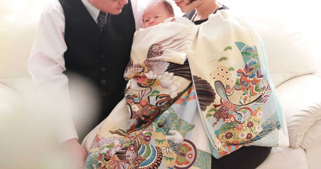 お宮参りの家族の服装を選ぶ時のポイントは、赤ちゃんの服装に合わせること