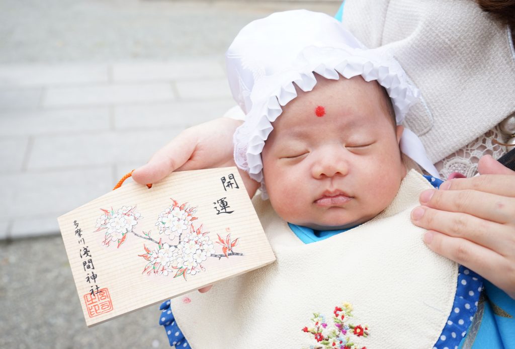 お宮参り当日の赤ちゃんの服装をご紹介します