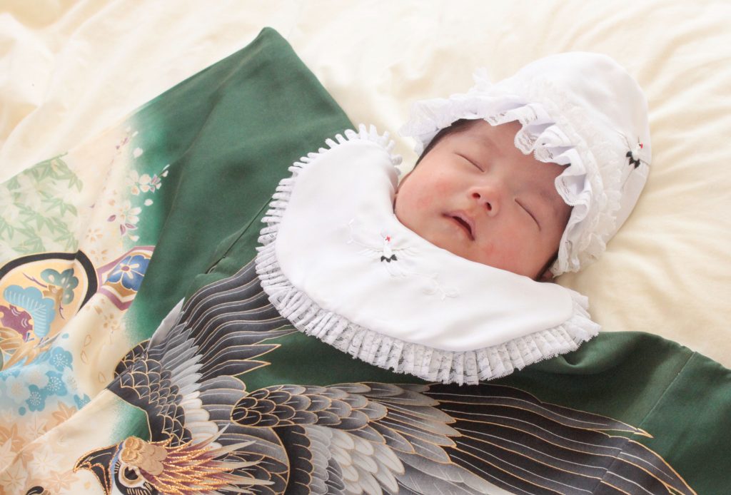 お宮参り当日の赤ちゃんの正式な服装は和装の白羽二重に祝着・産着・初着を着せるスタイル