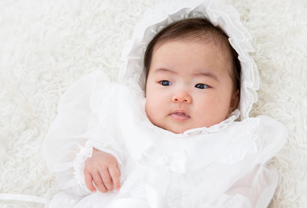 お宮参りの赤ちゃんの服装はベビードレスも人気