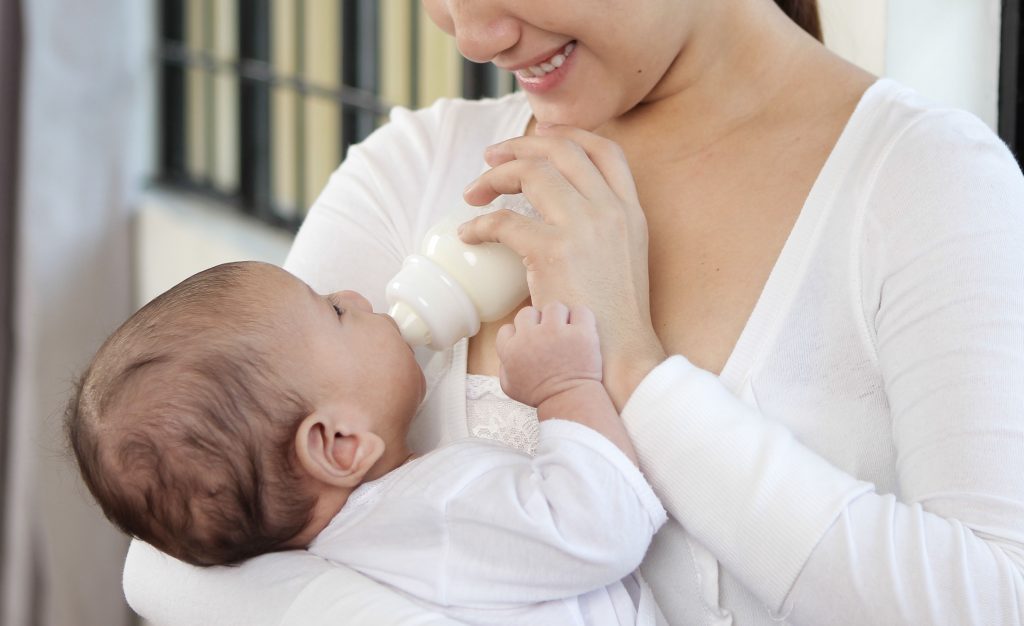 お宮参り当日、ママは赤ちゃんに授乳を頻繁にするので、授乳のしやすい服装がおすすめ