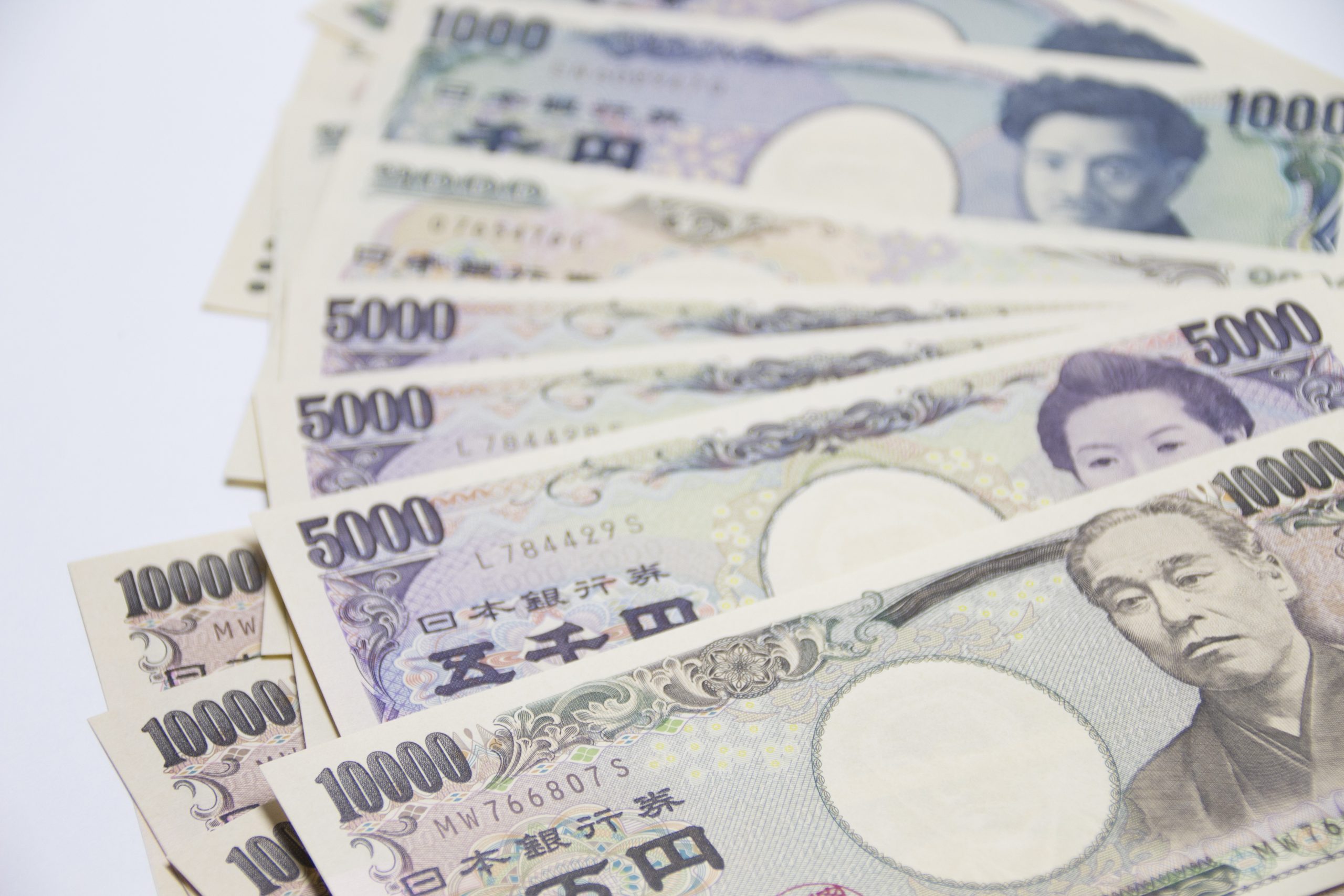 母の日にお母さんに贈るプレゼントの相場は3千円から1万5千円です