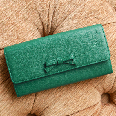2022年おすすめな緑のお財布は傳濱野のモーナウォレットです