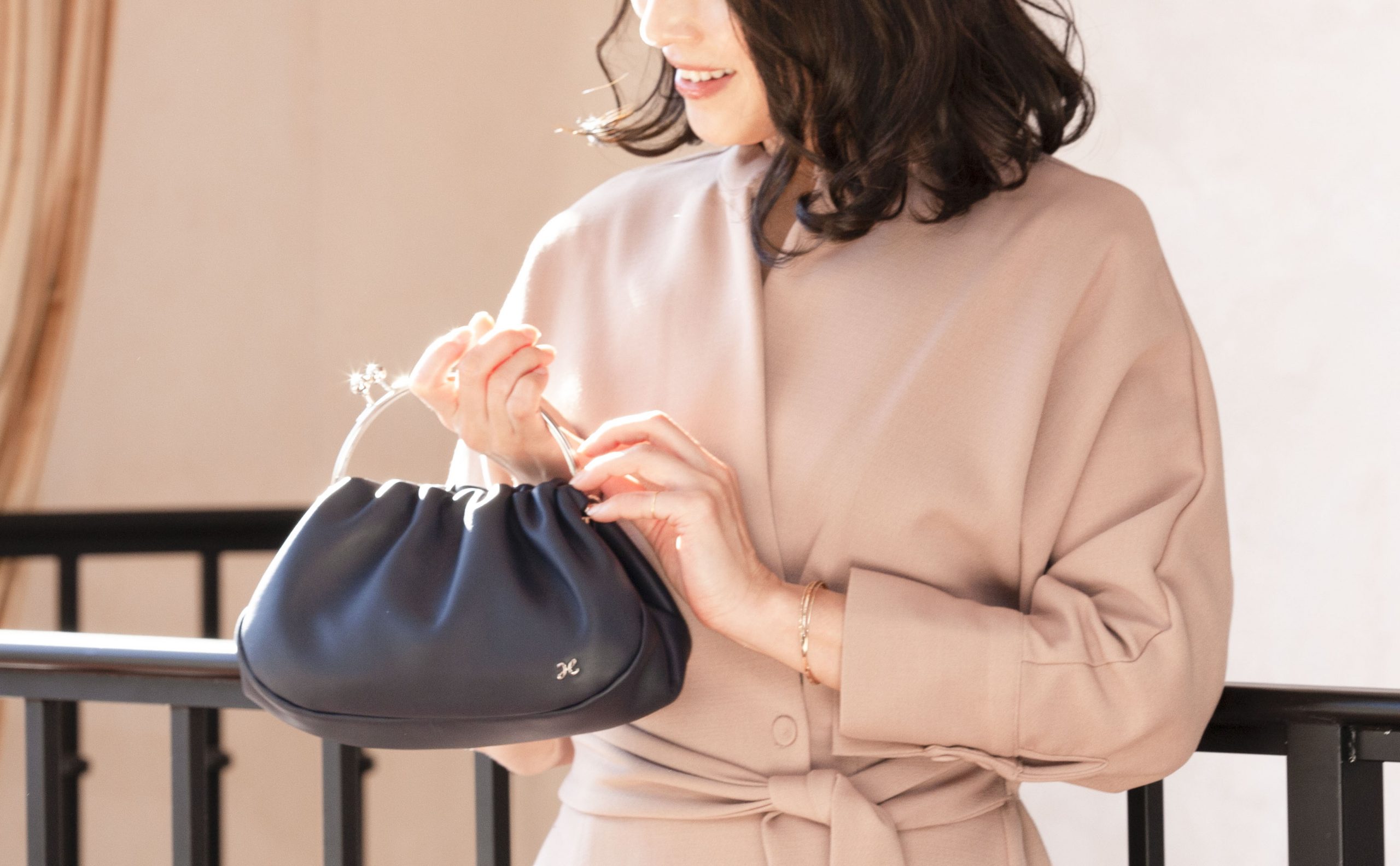 女性におすすめの、特別な日のお出かけにぴったりな上品な印象のハンドバッグは傳濱野はんどばっぐのモル