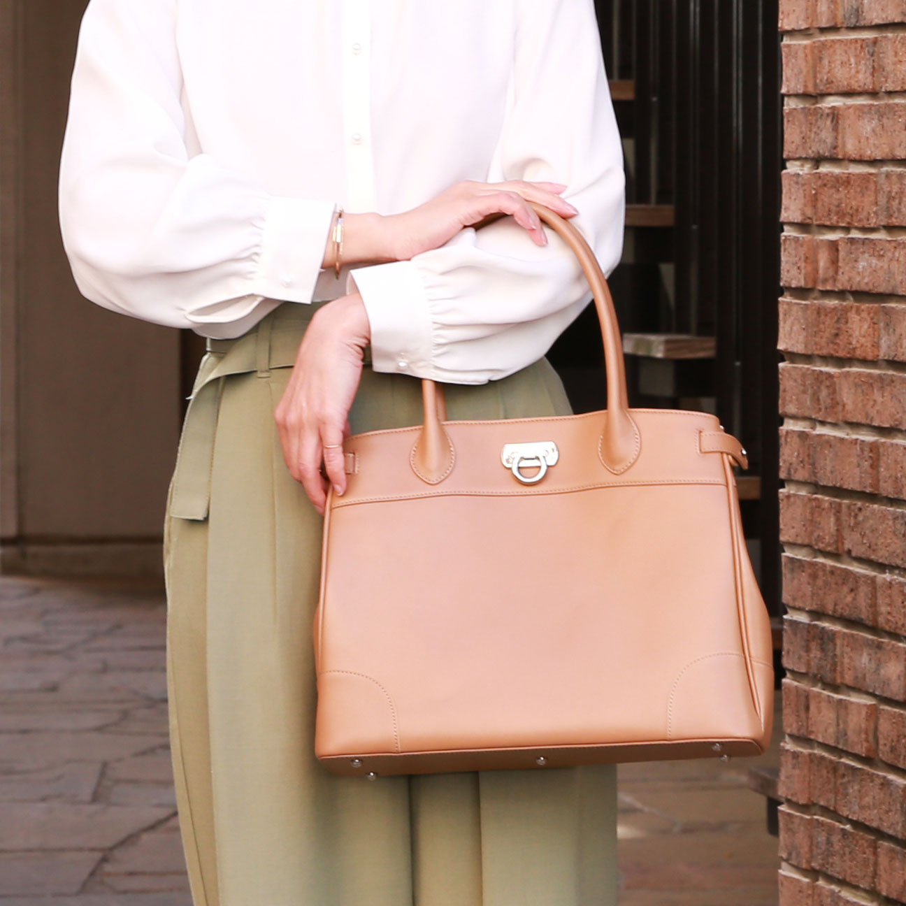 30代女性に人気のお仕事にぴったりのレディーストートバッグは傳濱野のクラシックトート