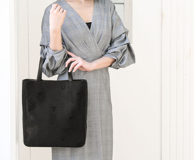 40代女性に人気の縦長フォルムのトートバッグは傳濱野はんどばっぐのフォーマルトートシック