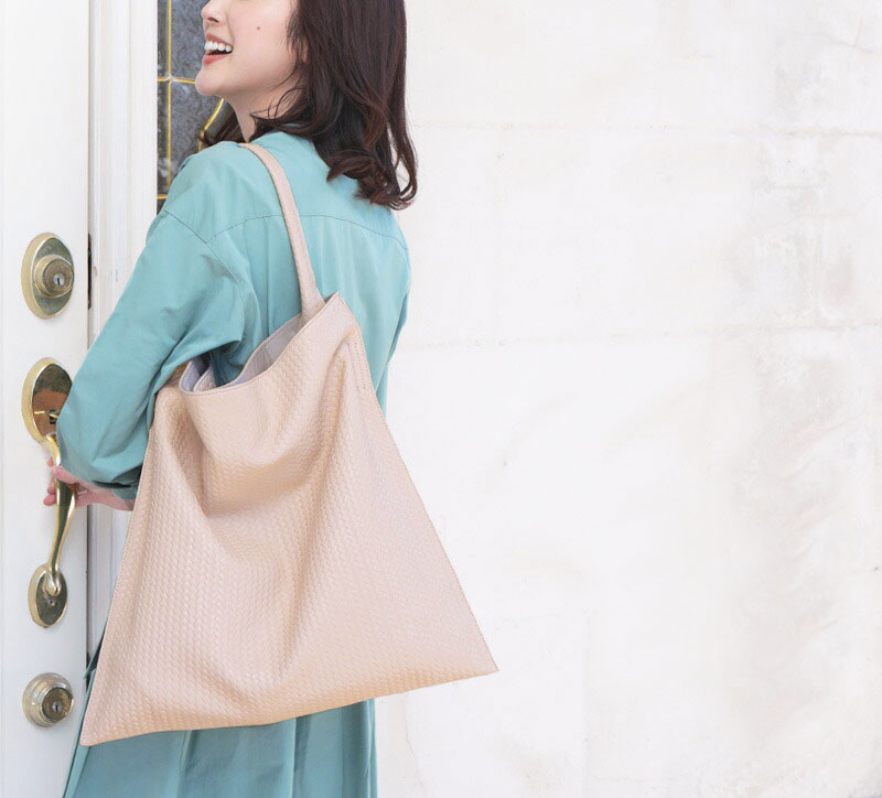 40代女性に人気の三角フォルムのトートバッグは傳濱野はんどばっぐのテレーゼ