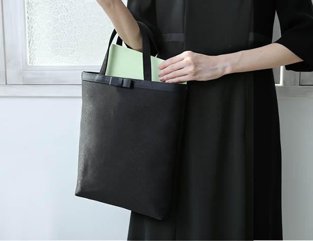 結婚式からお葬式・学校行事まであらゆるシーンで使えるフォーマルサブバッグは黒色のシンプルなデザインのA4サイズのアイテムがおすすめ