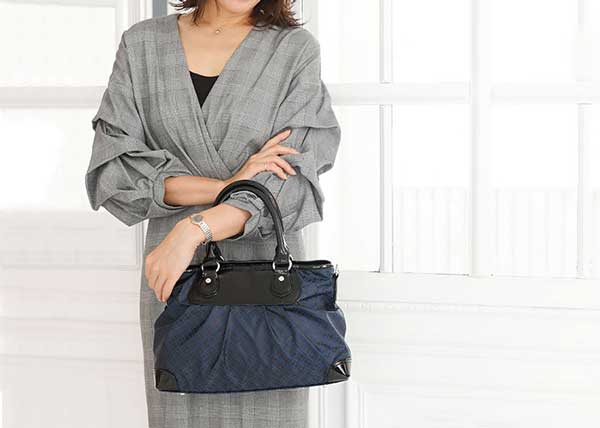 50代女性のバッグは軽くて、疲れにくい、傳濱野のリタ